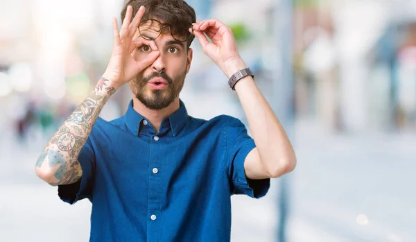 Joven Hombre Guapo Con Gafas Sobre Fondo Aislado Haciendo Gesto — Foto de Stock