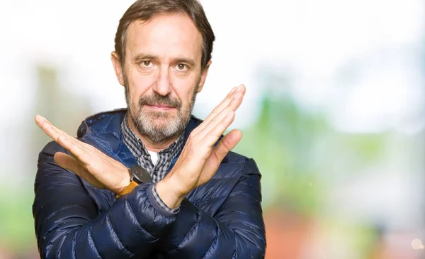 Hombre Guapo Mediana Edad Con Abrigo Invierno Expresión Rechazo Cruzando — Foto de Stock