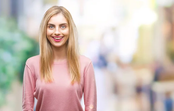 Mujer Rubia Hermosa Joven Con Suéter Invierno Rosa Sobre Fondo — Foto de Stock