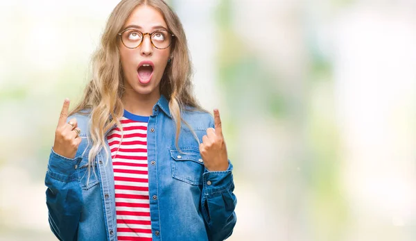 Bella Giovane Donna Bionda Che Indossa Occhiali Sfondo Isolato Stupito — Foto Stock