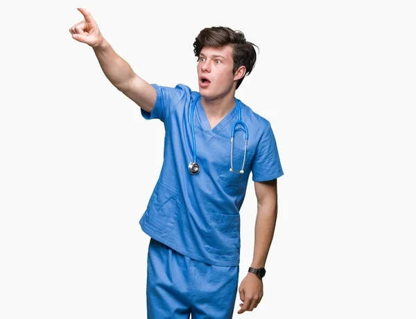 Jonge Dokter Medische Uniform Dragen Geïsoleerde Achtergrond Wijzen Met Vinger — Stockfoto