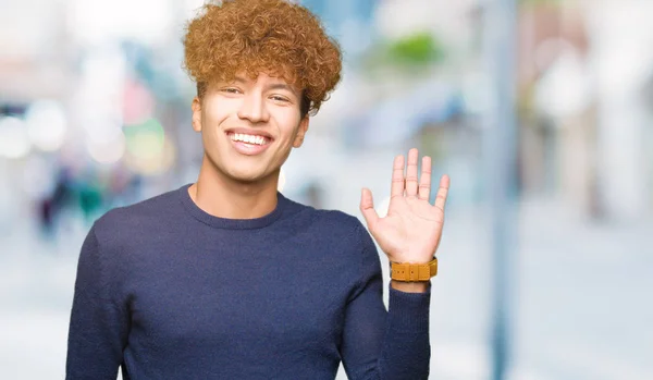 Mladý Pohledný Muž Afro Vlasy Waiving Rčení Hello Šťastný Usměvavý — Stock fotografie