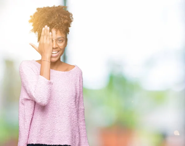 Красивая Молодая Африканская Американка Очках Изолированном Фоне Закрывает Один Глаз — стоковое фото