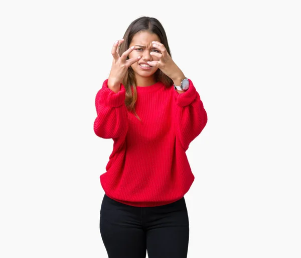 Ung Vakker Brunette Kvinne Med Rød Vintergenser Isolert Bakgrunn Ropte – stockfoto