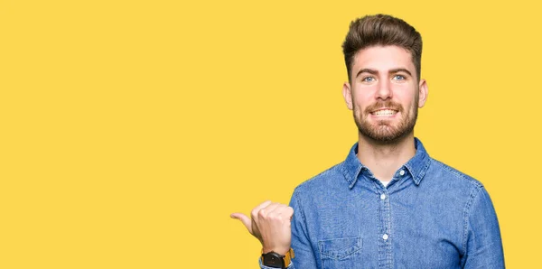 Joven Hombre Guapo Rubio Con Camisa Vaquera Casual Sonriendo Con —  Fotos de Stock