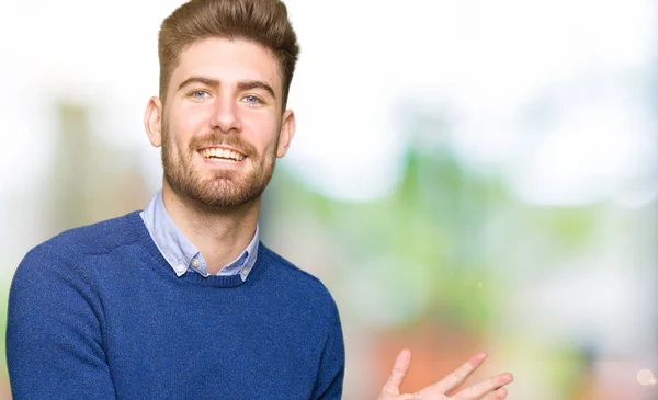 Mladý Pohledný Obchodní Muž Clapping Tleskají Šťastné Radostné Usmívající Pyšní — Stock fotografie