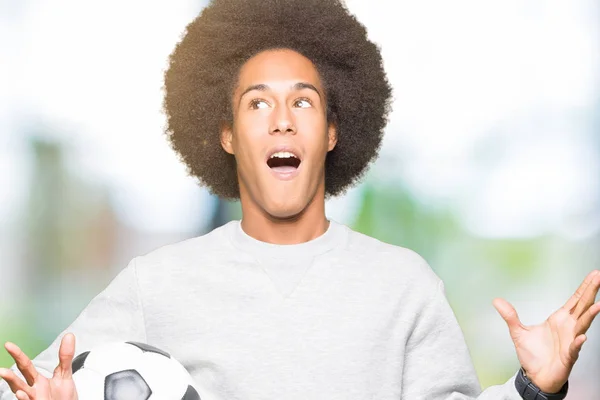 Joven Afroamericano Con Cabello Afro Sosteniendo Pelota Fútbol Muy Feliz — Foto de Stock