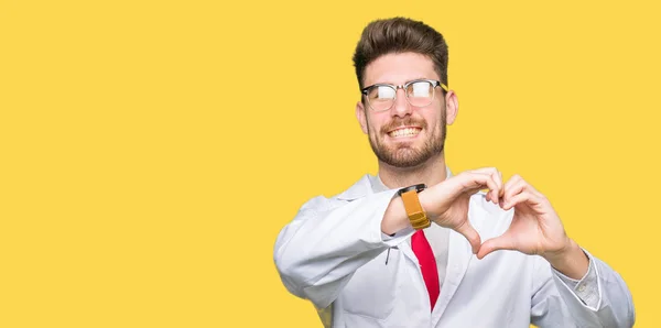 Jovem Cientista Bonito Homem Usando Óculos Sorrindo Amor Mostrando Símbolo — Fotografia de Stock