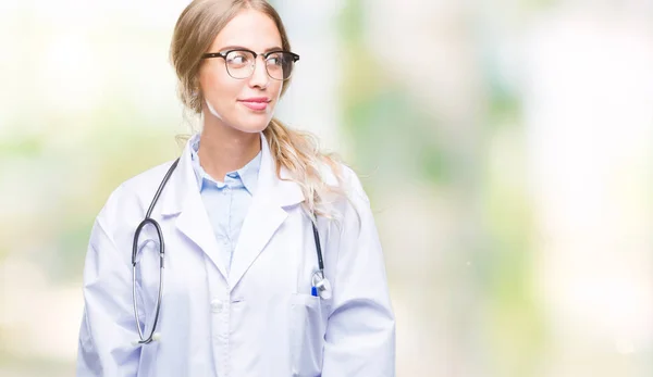 Hermosa Joven Doctora Rubia Vistiendo Uniforme Médico Sobre Fondo Aislado — Foto de Stock