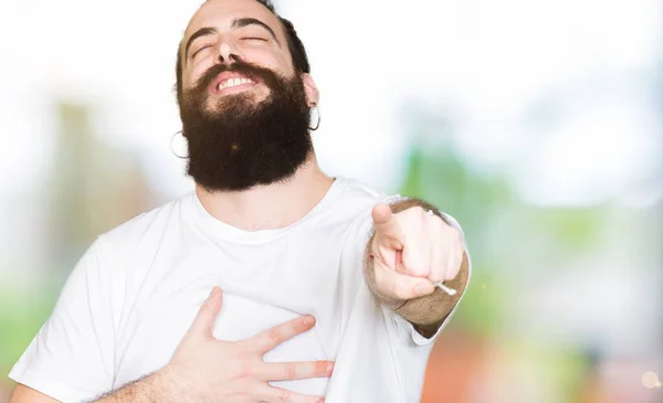 Homem Jovem Hipster Com Cabelos Longos Barba Vestindo Camiseta Branca — Fotografia de Stock