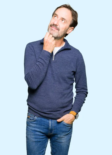 Hombre Guapo Mediana Edad Usando Suéter Con Mano Barbilla Pensando —  Fotos de Stock