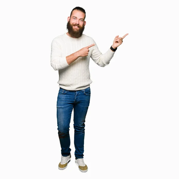 Joven Hombre Hipster Vistiendo Suéter Invierno Sonriendo Mirando Cámara Apuntando —  Fotos de Stock