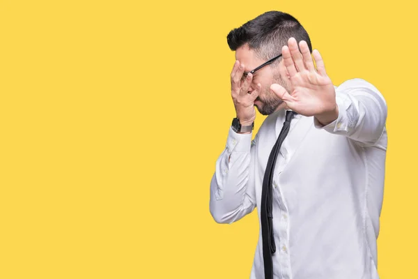 Joven Hombre Negocios Guapo Con Gafas Sobre Fondo Aislado Cubriendo —  Fotos de Stock