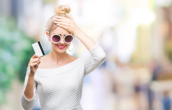 Mladá Krásná Blondýnka Drží Kreditní Karty Nad Izolované Pozadí Zdůraznil — Stock fotografie