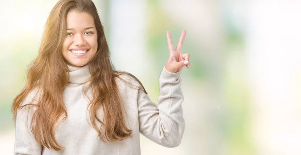 Jonge Mooie Brunette Vrouw Dragen Coltrui Trui Geïsoleerde Achtergrond Glimlachen — Stockfoto