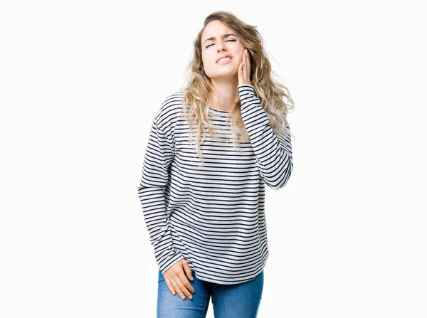 歯痛や歯の歯科病気のため痛みを伴う式で手で口に触れて分離の背景の上のストライプのセーターを着て美しい若い金髪女性 歯医者コンセプト — ストック写真