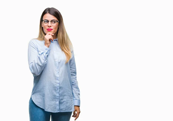 Junge Schöne Geschäftsfrau Mit Brille Vor Isoliertem Hintergrund Die Selbstbewusst — Stockfoto