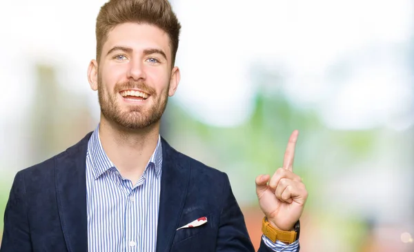 Jonge Knappe Bussines Man Wijzende Vinger Omhoog Met Succesvolle Idee — Stockfoto