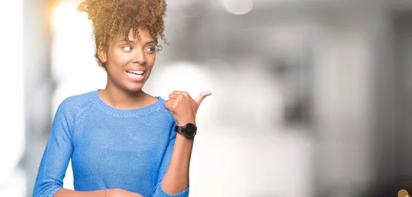 Hermosa Joven Afroamericana Mujer Sobre Fondo Aislado Sonriendo Con Cara — Foto de Stock