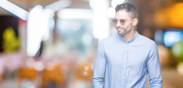 Joven Hombre Guapo Con Gafas Sol Sobre Fondo Aislado Mirando —  Fotos de Stock