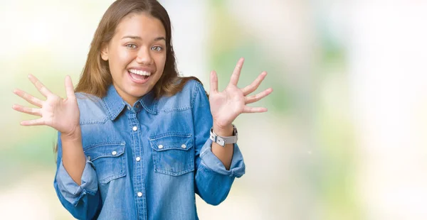 Młoda Piękna Brunetka Kobieta Ubrana Niebieską Koszulę Denim Białym Tle — Zdjęcie stockowe