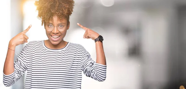 Hermosa Mujer Afroamericana Joven Con Gafas Sobre Fondo Aislado Sonriendo — Foto de Stock