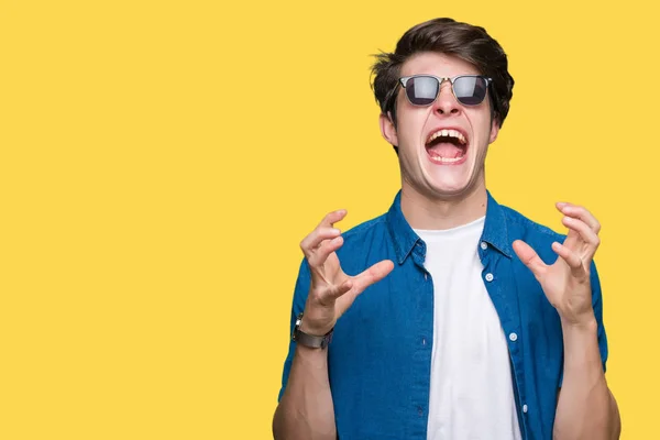 Joven Hombre Guapo Con Gafas Sol Sobre Fondo Aislado Loco —  Fotos de Stock