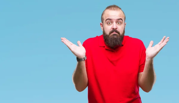 Jonge Kaukasische Hipster Man Dragen Rode Shirt Geïsoleerde Achtergrond Clueless — Stockfoto