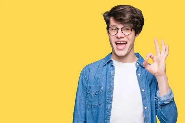 Joven Hombre Guapo Con Gafas Sobre Fondo Aislado Sonriendo Positiva —  Fotos de Stock