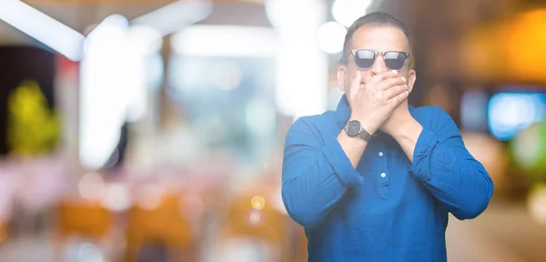 Hombre Árabe Mediana Edad Con Gafas Sol Sobre Fondo Aislado —  Fotos de Stock