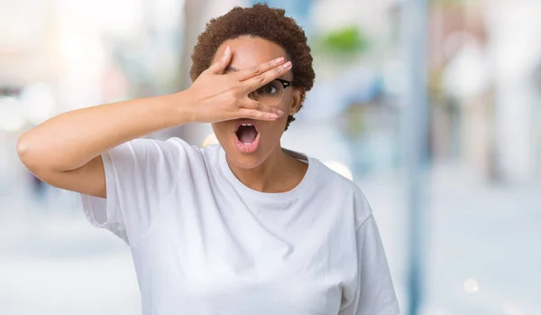 Mooie Jonge African American Vrouw Bril Geïsoleerde Achtergrond Gluren Schok — Stockfoto