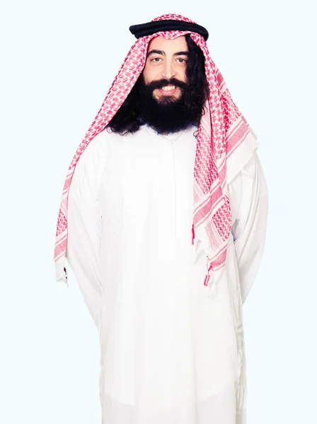 阿拉伯商人长头发 戴着传统的 Keffieh 脸上带着快乐和清凉的微笑 幸运的人 — 图库照片