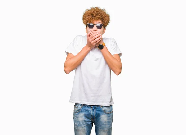 Mladý Pohledný Muž Afro Vlasy Nosí Sluneční Brýle Šokován Pokrývající — Stock fotografie