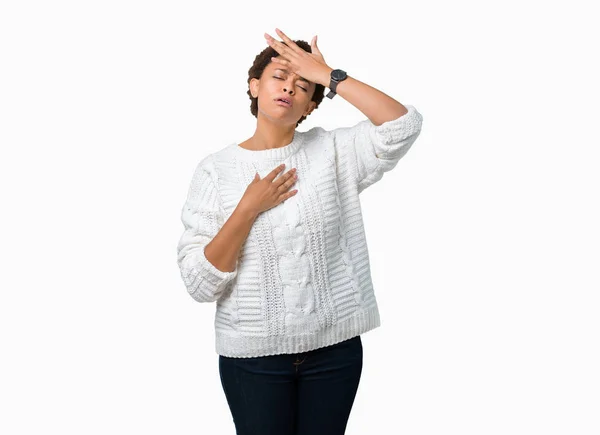 セーターを着ている美しい若いアフリカ系アメリカ人女性の背景を分離した病気 インフルエンザ ウイルスの病気のための額に触れる — ストック写真