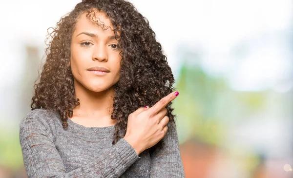 Giovane Bella Donna Con Capelli Ricci Indossa Maglione Grigio Indicazione — Foto Stock