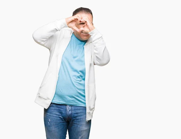 中年阿拉伯男子穿着运动衫在孤立的背景做心脏形状用手和手指微笑地看通过标志 — 图库照片
