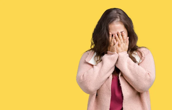 Gyönyörű Fiatal Plusz Télikabátot Viselt Elszigetelt Háttér Szomorú Kifejezést Amely — Stock Fotó
