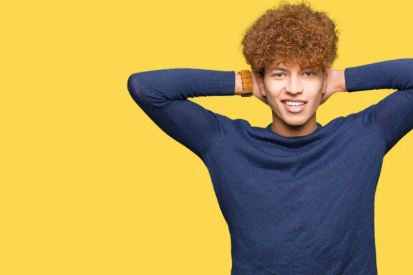 Joven Hombre Guapo Con Pelo Afro Relajante Estiramiento Con Los —  Fotos de Stock