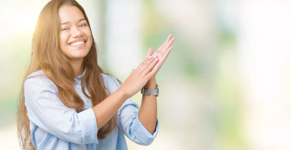 Jonge Mooie Brunette Zakenvrouw Geïsoleerd Background Clapping Applaudisseren Samen Gelukkig — Stockfoto