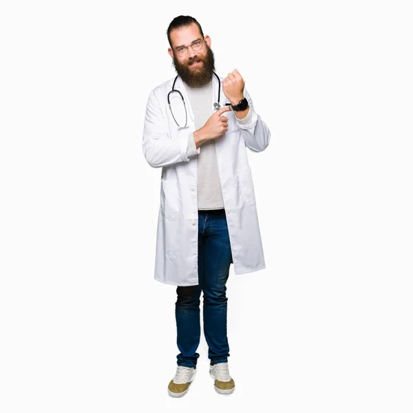 Young Blond Doctor Man Beard Wearing Medical Coat Hurry Pointing — Stock Photo, Image