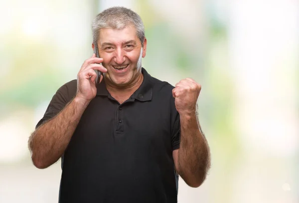 Pria Senior Yang Tampan Berbicara Melalui Smartphone Melalui Latar Belakang — Stok Foto