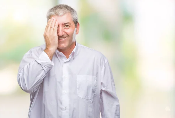 Hombre Mayor Guapo Sobre Fondo Aislado Cubriendo Ojo Con Mano — Foto de Stock