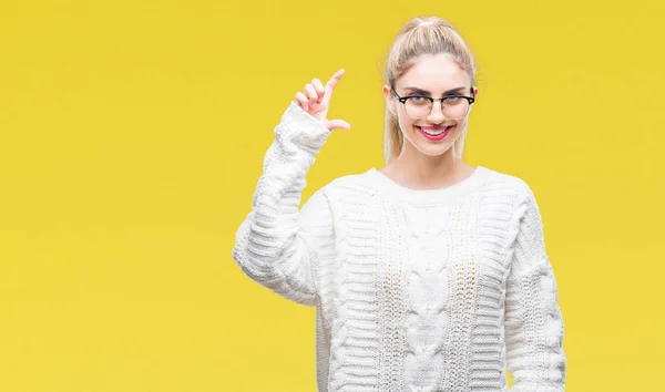 Jonge Mooie Blonde Vrouw Bril Geïsoleerde Achtergrond Glimlachend Vertrouwen Gebaren — Stockfoto