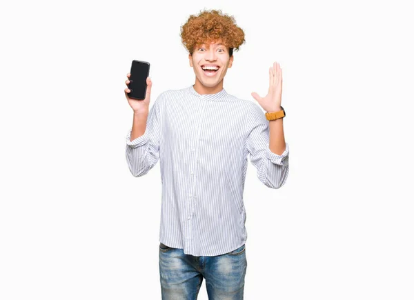 Giovane Bell Uomo Che Mostra Schermo Dello Smartphone Molto Felice — Foto Stock