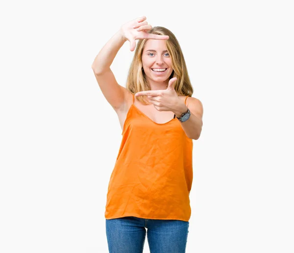 Belle Jeune Femme Portant Chemise Orange Sur Fond Isolé Souriant — Photo