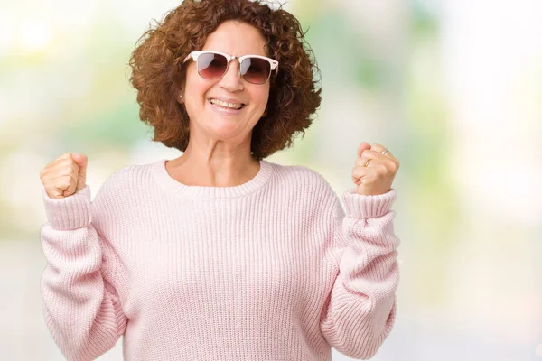 Hermosa Mujer Mediana Edad Ager Vistiendo Suéter Rosa Gafas Sol —  Fotos de Stock