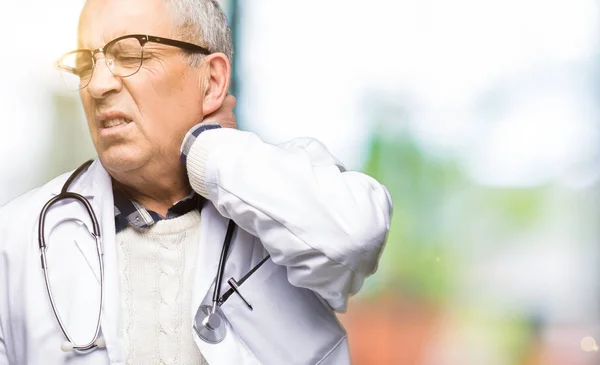 Dokter Senior Tampan Mengenakan Mantel Medis Menderita Cedera Leher Menyentuh — Stok Foto