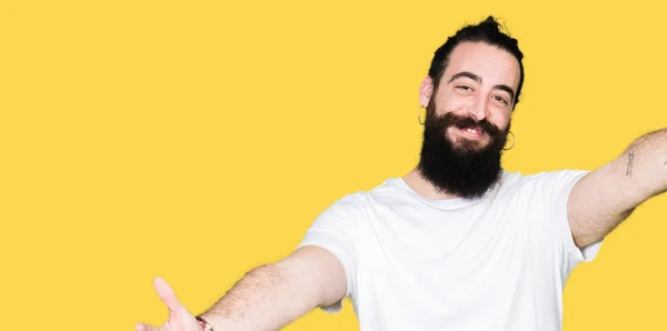 Joven Hombre Hipster Con Pelo Largo Barba Con Camiseta Blanca —  Fotos de Stock