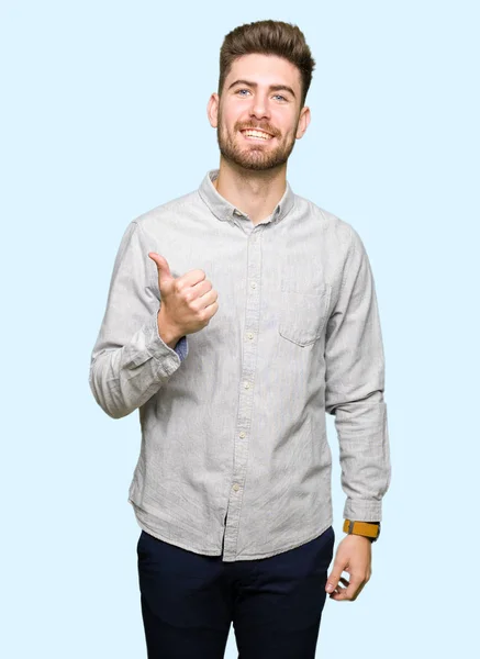 잘생긴 젊은이 엄지손가락 손으로 제스처를 캐주얼 셔츠를 성공을 보여주는 카메라 — 스톡 사진