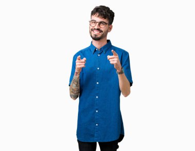 Fotoğraf makinesi ile mutlu ve komik yüz için parmakları işaret izole arka plan üzerinde gözlük takan yakışıklı delikanlı. İyi enerji ve vibes.